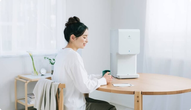 loccaのlittaをテーブルに設置している様子