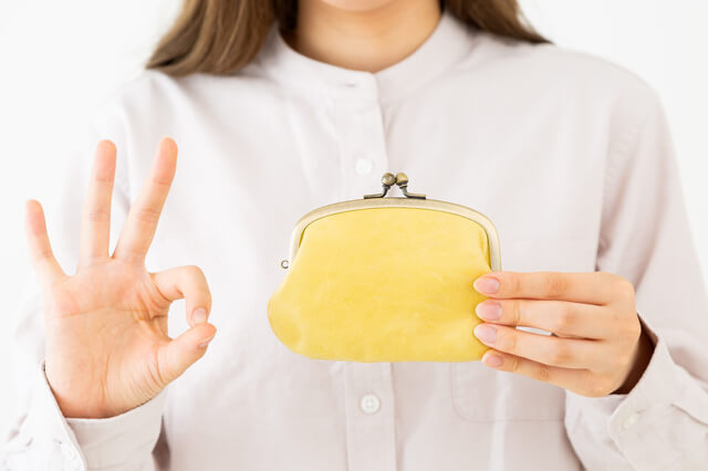 コスト満足度が高くてOKサインをする人のイメージ