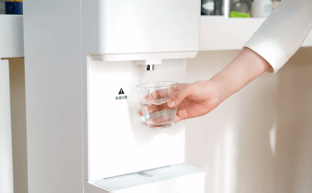 しずくりあのウォーターサーバーからお水を出している様子