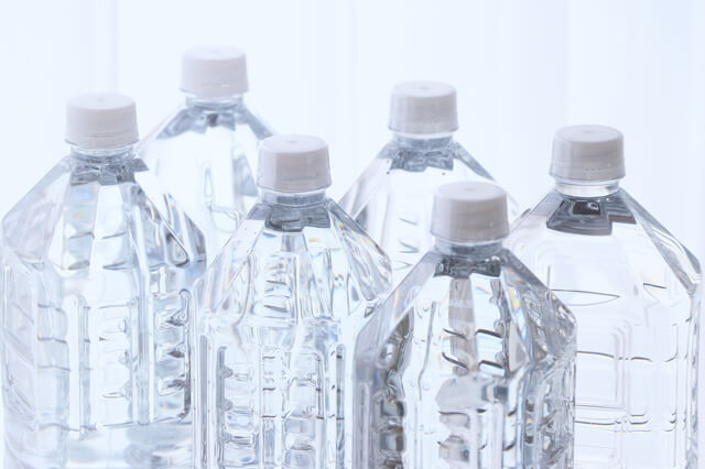 複数のペットボトルが並べられている様子