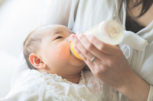 赤ちゃん授乳中の画像